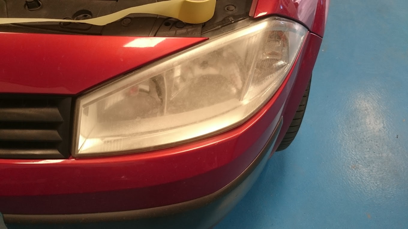 Faro de coche opaco antes de ser restaurado