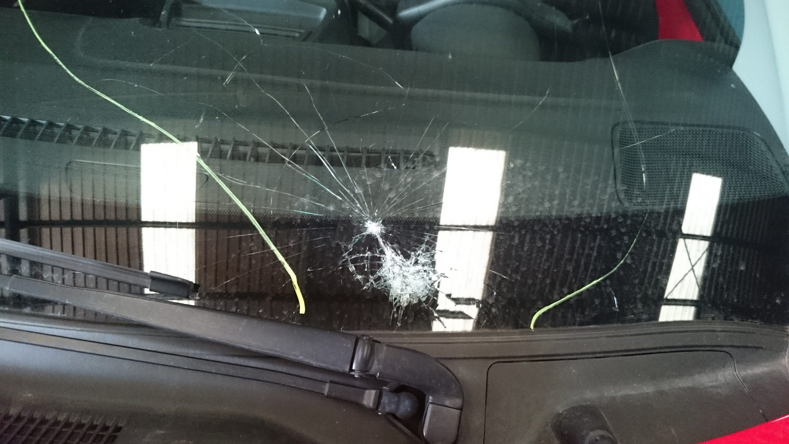 Pequeño picotazo en la luna del coche